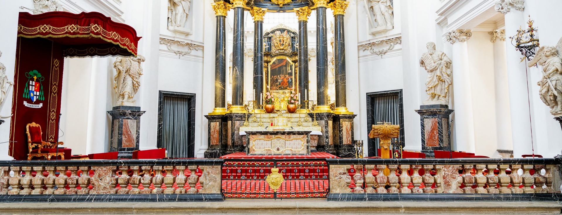 Im Altarraum des Fuldaer Domes wird bis zum Beginn der Fastenzeit der Baldachin, also das barock anmutende Zierdach über dem Sitz des Bischofs, abgebaut. 