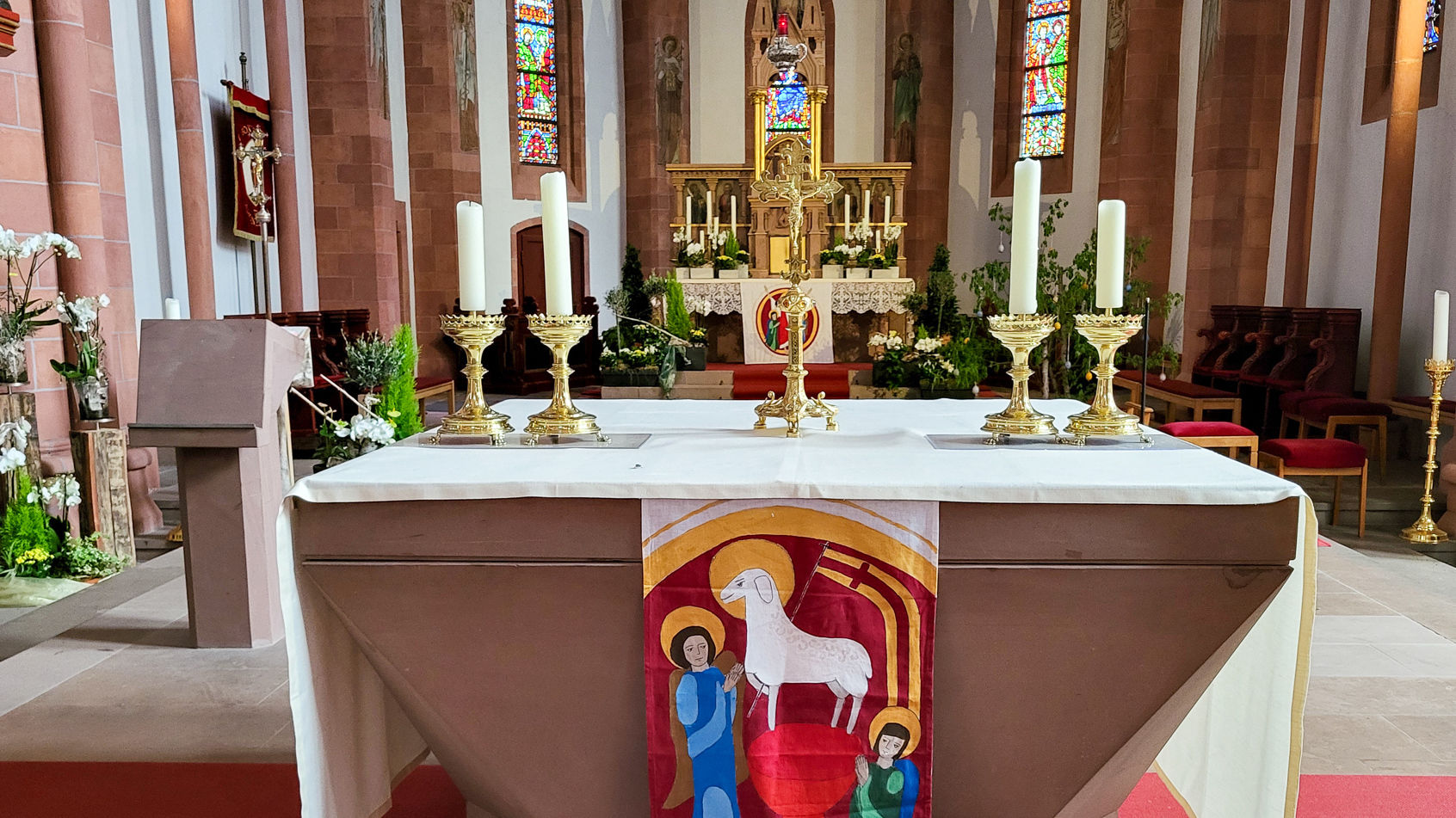 Der Altar des Gotteshauses auf der Amöneburg. Foto: Bistum Fulda / Bertram Lenz